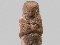 Aeg T 52  Aeg T 52, Dritte Zwischenzeit, Uschebti, Roter Ton mit Resten der weißen Grundierung, H 5,9 cm, B 2,1 cm, T 1,6 cm : Bestandskatalog €gypten, Museumsfoto: Claus Cordes